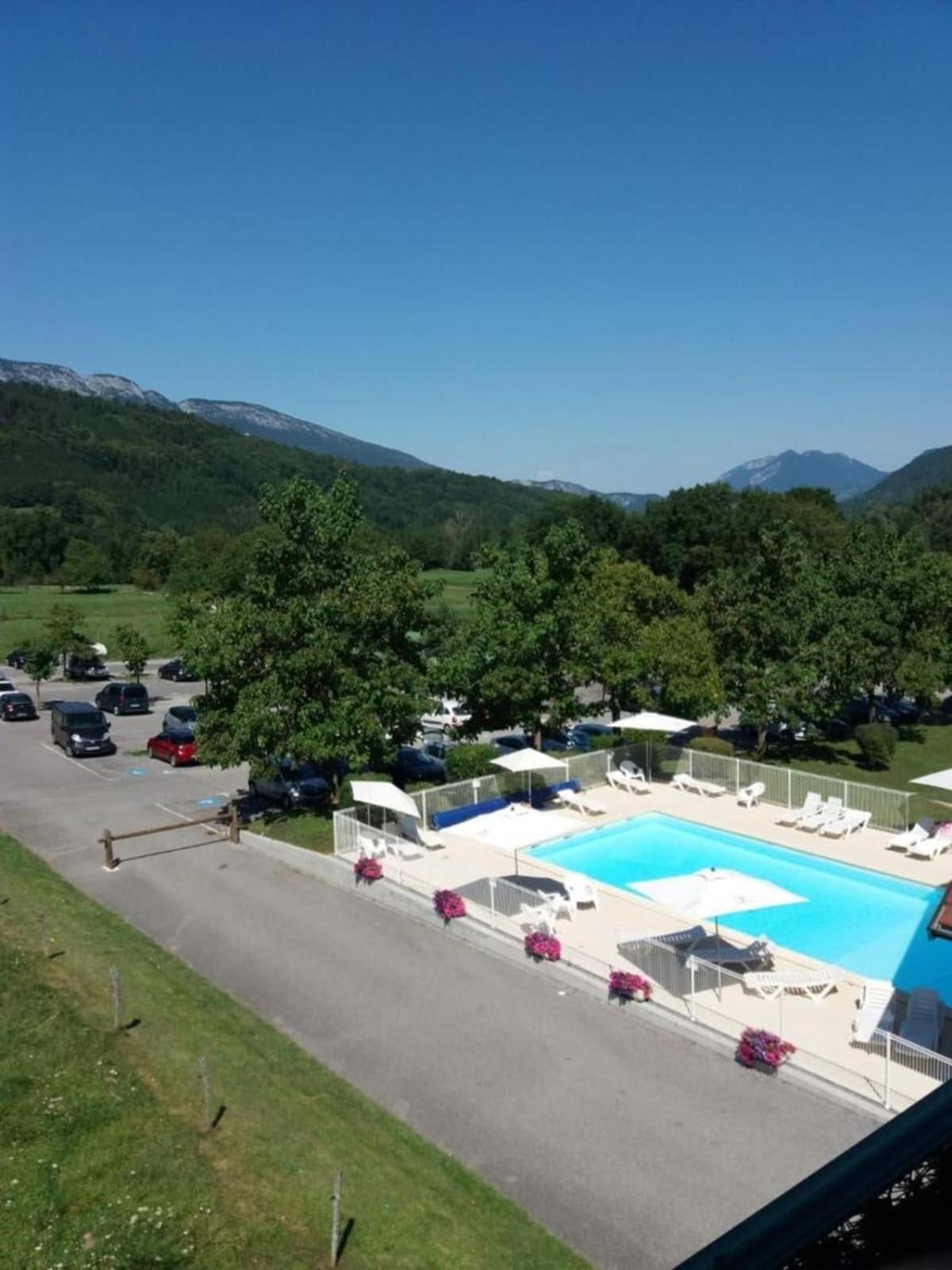 The Green Fee Close To The Golf Course And 5 Minutes From The Lake ジエ エクステリア 写真